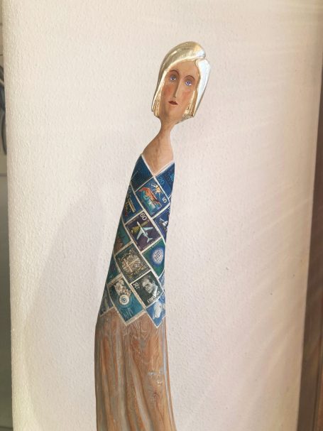 Blaue Briefmarkenfrau