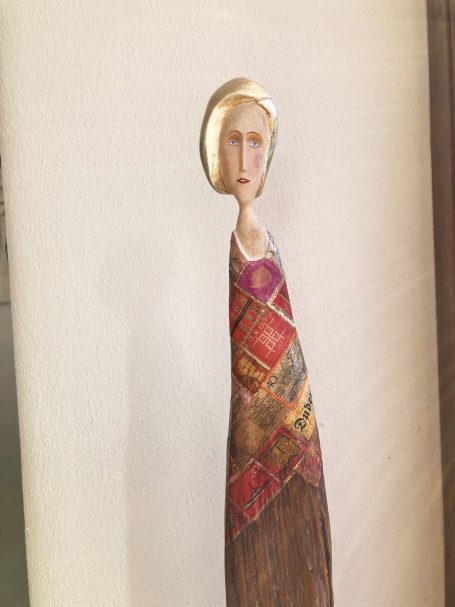 Rote Briefmarkenfrau